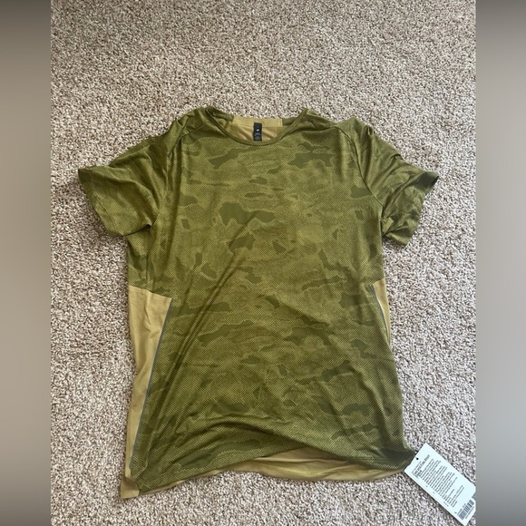 NWT Lululemon Fast and Free Short Sleeve Shirt 
Chroma Camo Auric Gold Juniper G - Picture 1 of 4